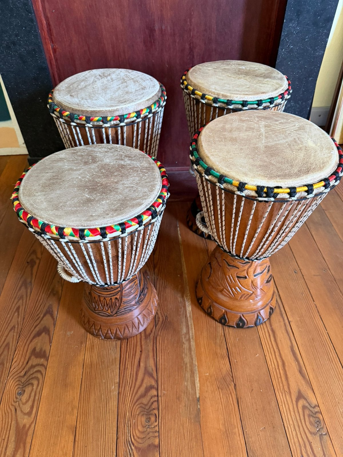 djembé 52 cm hoog (keuze uit vier) met draaggreep, Muziek en Instrumenten, Ophalen, Zo goed als nieuw
