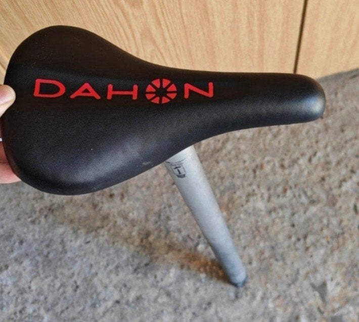 SELLE DAHON AVEC POMPE À VÉLO INTÉGRÉE, Vélos & Vélomoteurs, Enlèvement, Comme neuf, Selle, DAHON