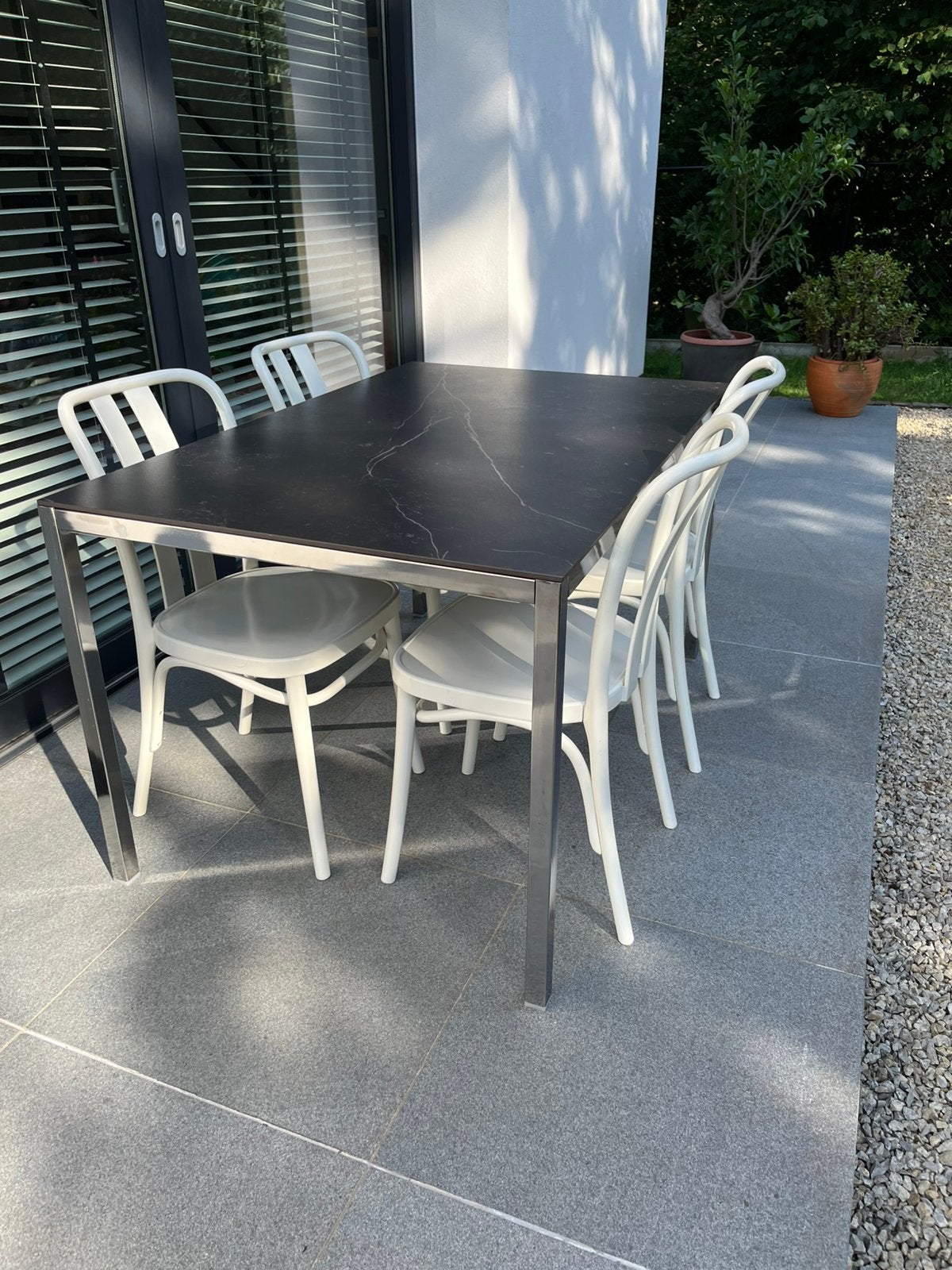 Mooie tafel met Dekton blad + 4 stoelen, Tuin en Terras, Ophalen, Gebruikt, Loungeset, Eettafel