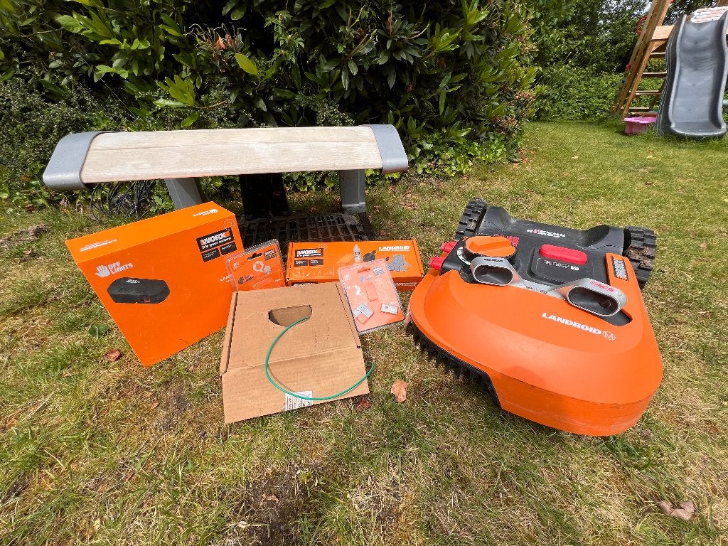 WORX Landroid M robotgrasmaaier + accessoires — €200, Tuin en Terras, Ophalen, Gebruikt, Bestuurbaar via app, Minder dan 20 cm