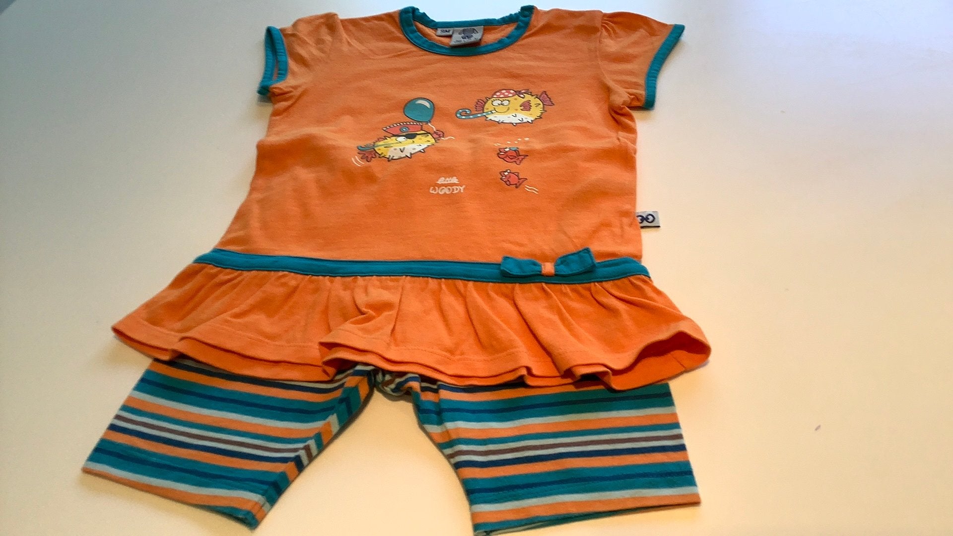 2 zomerslaapkleedjes plus broekje 9 maanden woody, Kinderen en Baby's, Babykleding | Maat 74, Ophalen of Verzenden, Zo goed als nieuw