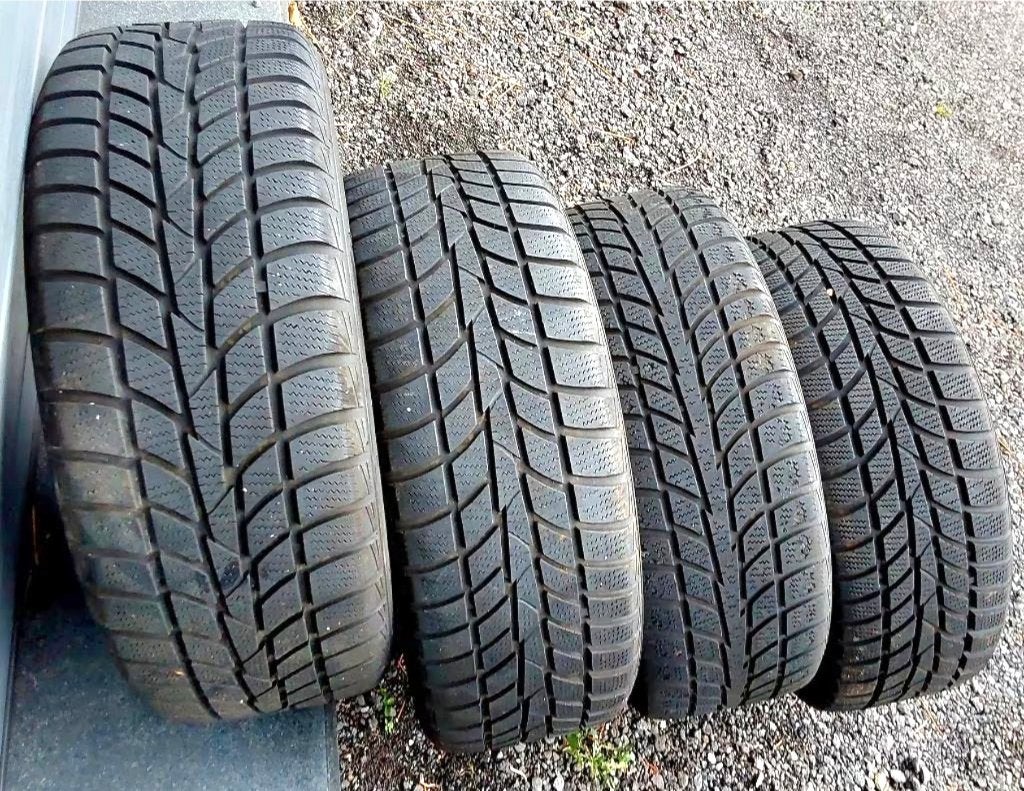 Très bons pneus hiver 205/55-16, jantes Ford, Autos : Pièces & Accessoires, Pneus & Jantes, Pneus et Jantes, Pneus hiver, 16 pouces