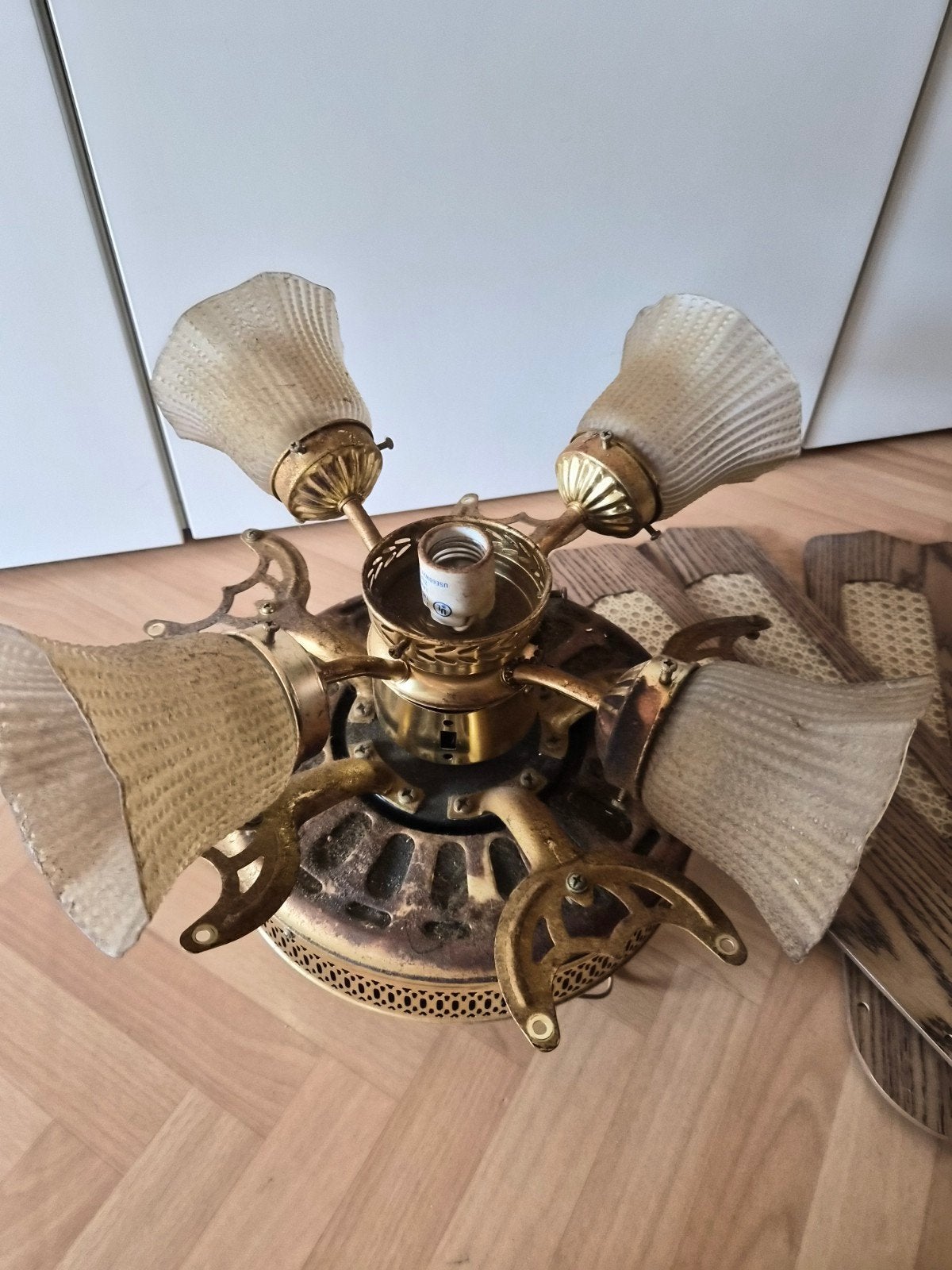 Oude kroonluchter met ventilator