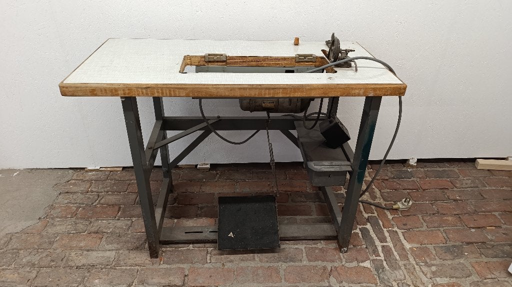 tafel voor naaimachine met werkende motor, Antiquités & Art, Antiquités | Machines à coudre, Enlèvement
