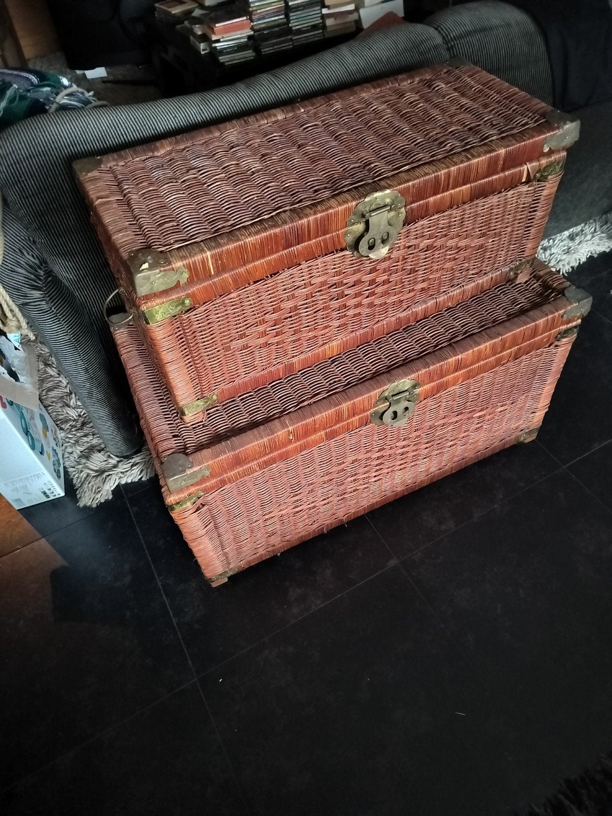 Set van 2 vintage rieten koffers met koperbeslag, Ophalen, Overige materialen, Gebruikt, 45 tot 55 cm