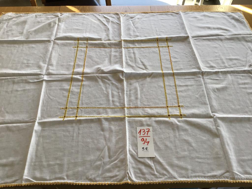 tafelkleed 137 cm op 94 cm, Huis en Inrichting, Tafelkleden, Ophalen of Verzenden, Zo goed als nieuw