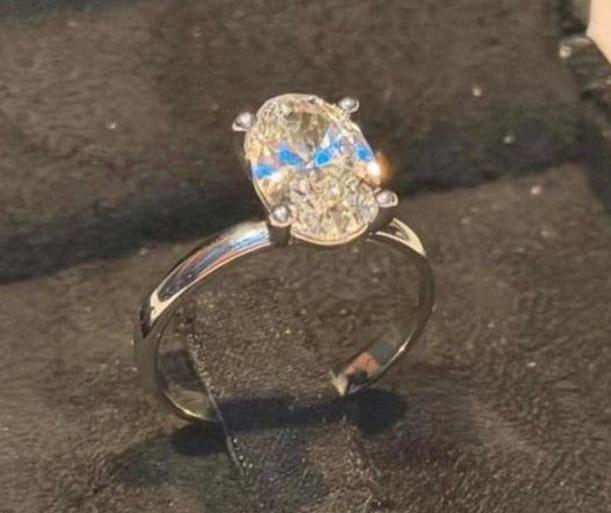 Witgouden ring met ovale VS1 diamant van 2.37 caraat, nieuw!, Nieuw, Ophalen of Verzenden, 17 tot 18, Met edelsteen
