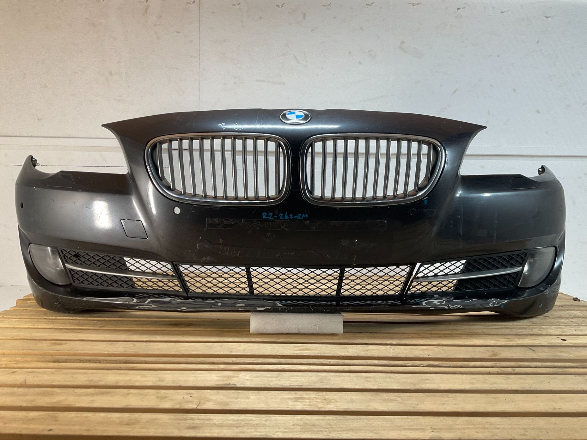 Bumper BMW 5 Serie F10 F11 Pre LCI 09-13 Voorbumper R2-262RM, Auto-onderdelen, Petuelring 130
80788  Munich, DE, Gebruikt, Voor