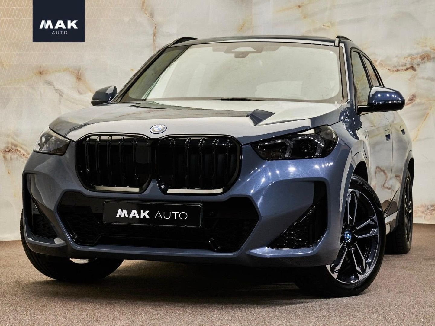 BMW X1 xDrive25e M Sport Pro , 360 camera, 19", massage, HUD, Zwart, Navigatiesysteem, 16 kWh, Bedrijf