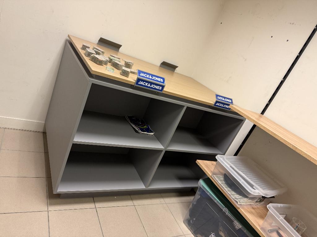 Boutique de vente de tables à vêtements, Enlèvement