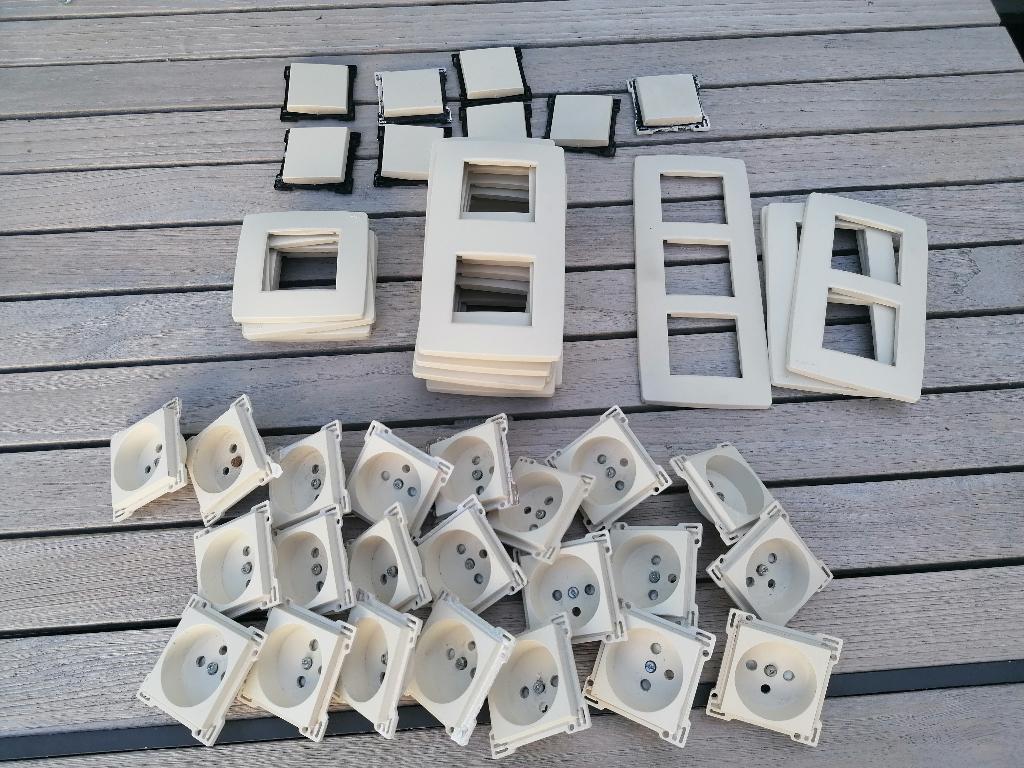 Lot Niko original crème stopcontacten schakelaar afdekplaten, Bricolage & Construction, Enlèvement ou Envoi, Utilisé, Interrupteur