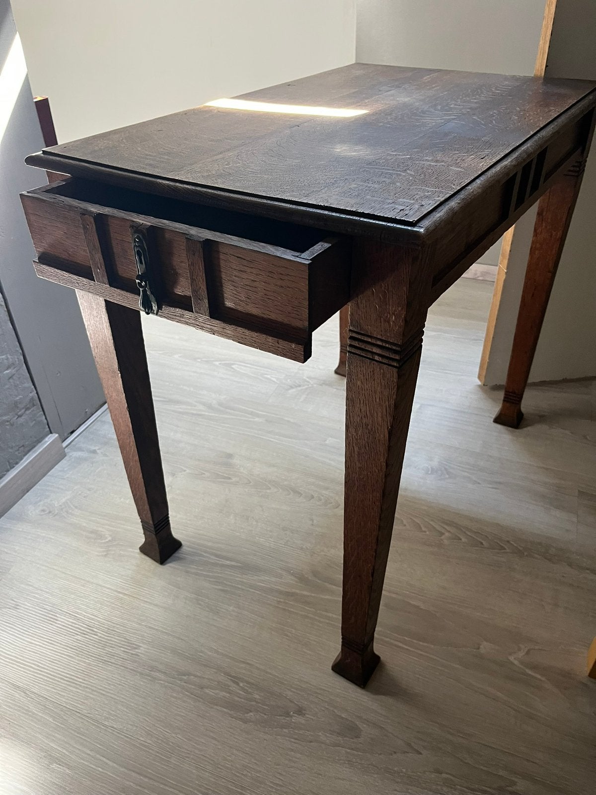 Kleine edele houten tafel en lade, Ophalen