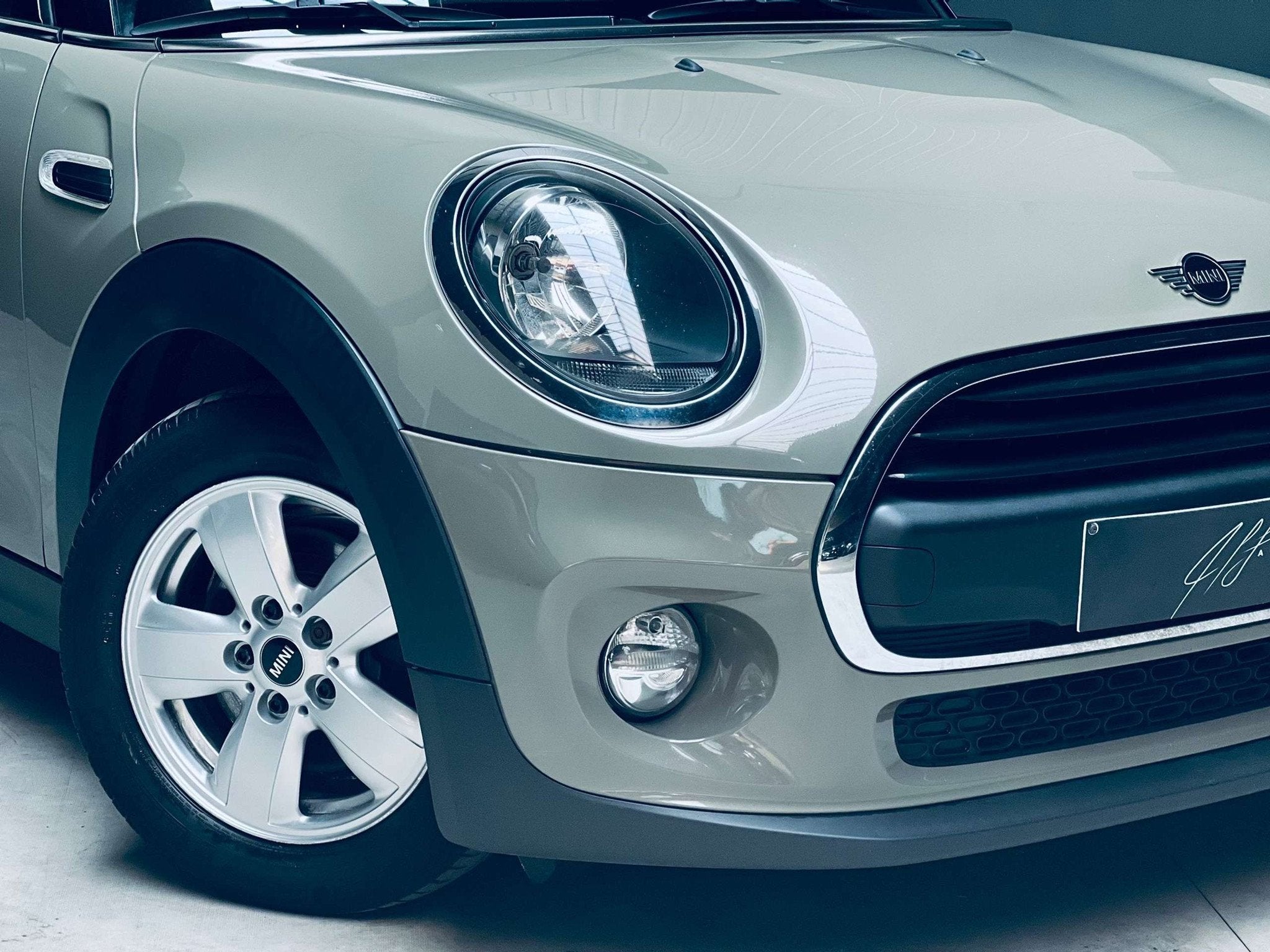 MINI One 1.5i *AUTOMATIQUE*CARNET COMPLET* (bj 2019), Auto's, Mini, 75 kW, Stof, Gebruikt, https://public.car-pass.be/vhr/5591358a-da20-408f-84ac-90e7ca0ae76a