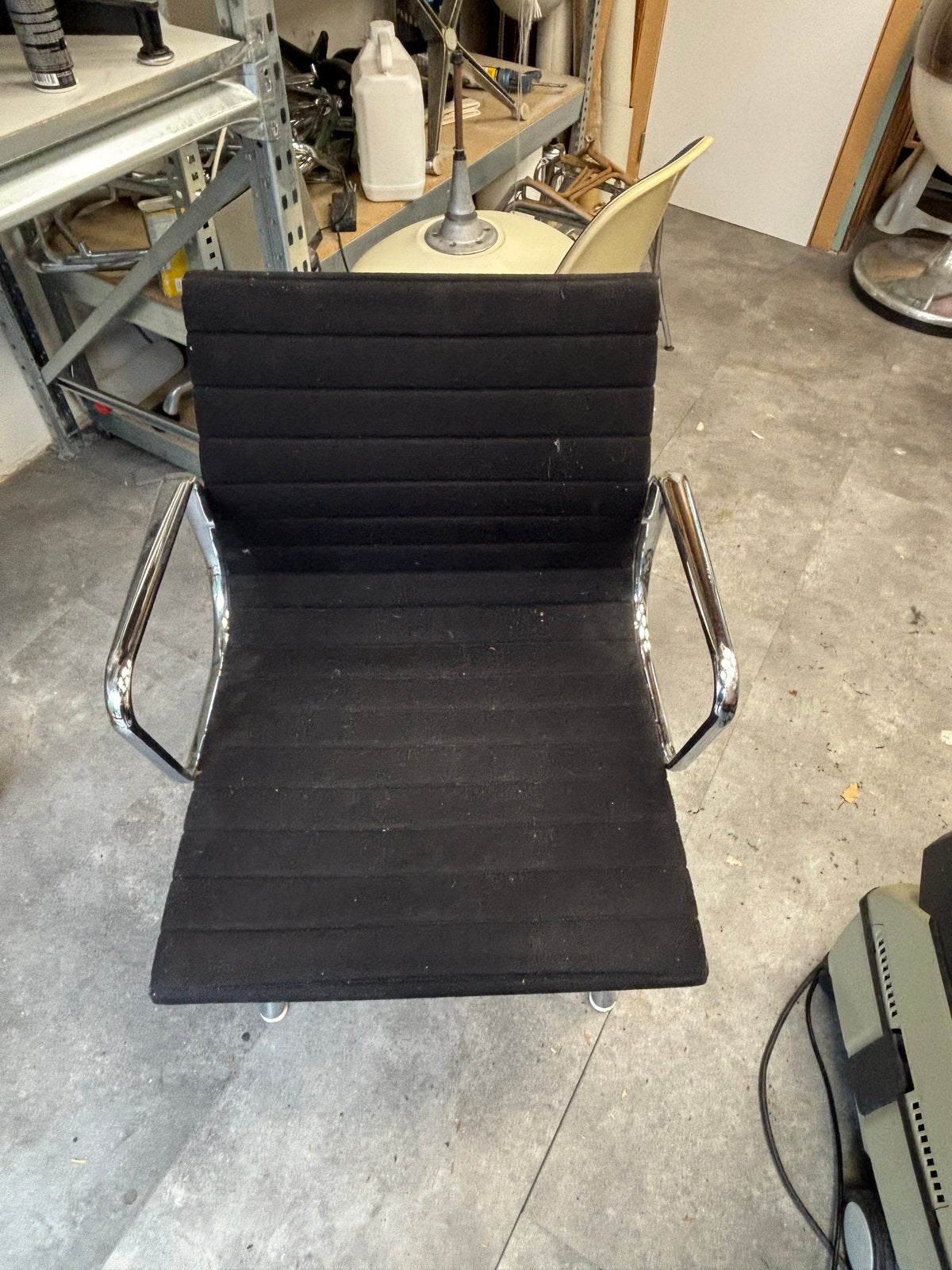 Vitra Eames EA107 noir, Enlèvement, Utilisé