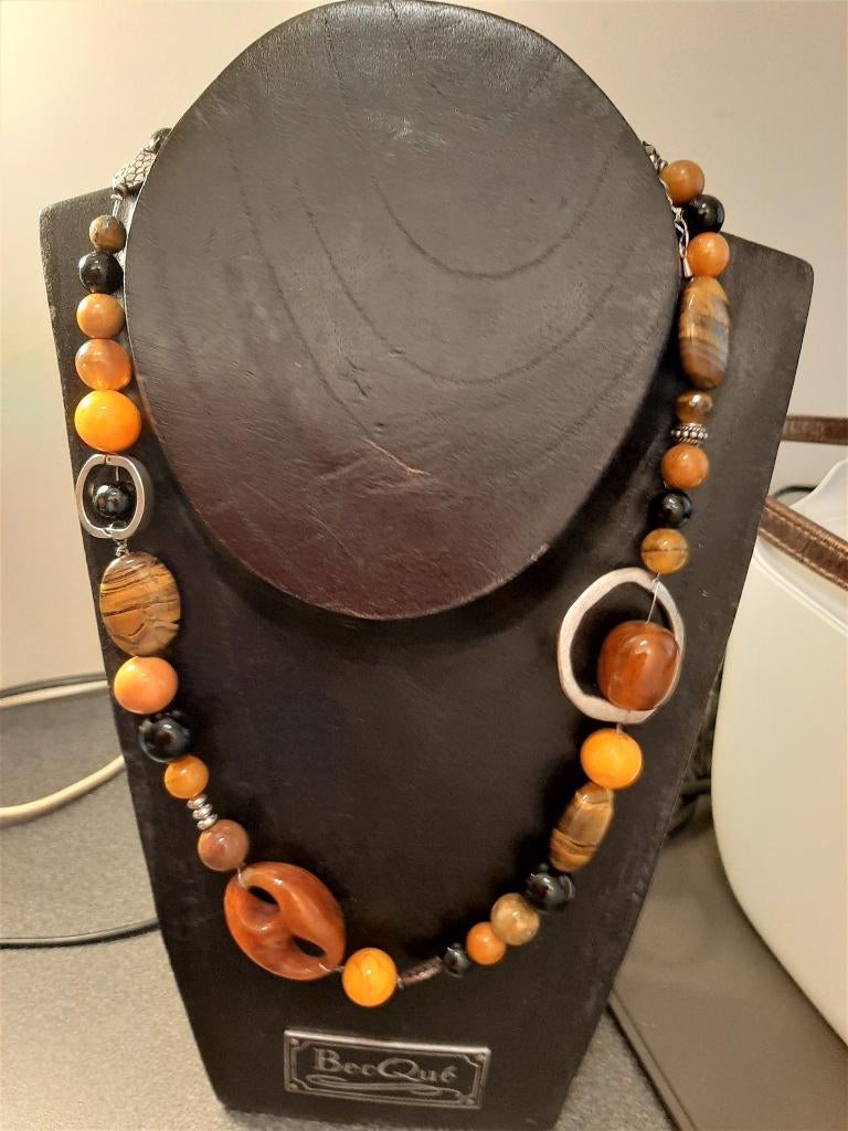 Te koop: Nieuw! Mooie halsketting, Handtassen en Accessoires, Kettingen, Ophalen, Nieuw, Bruin, Steen of Mineraal