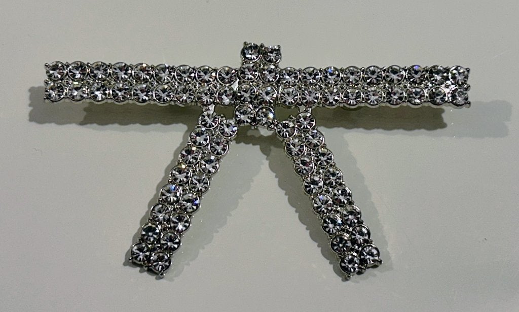 Zilverkleurige strikbroche met strass, Handtassen en Accessoires, Broches, Overige materialen, Nieuw, Ophalen of Verzenden, Zilver