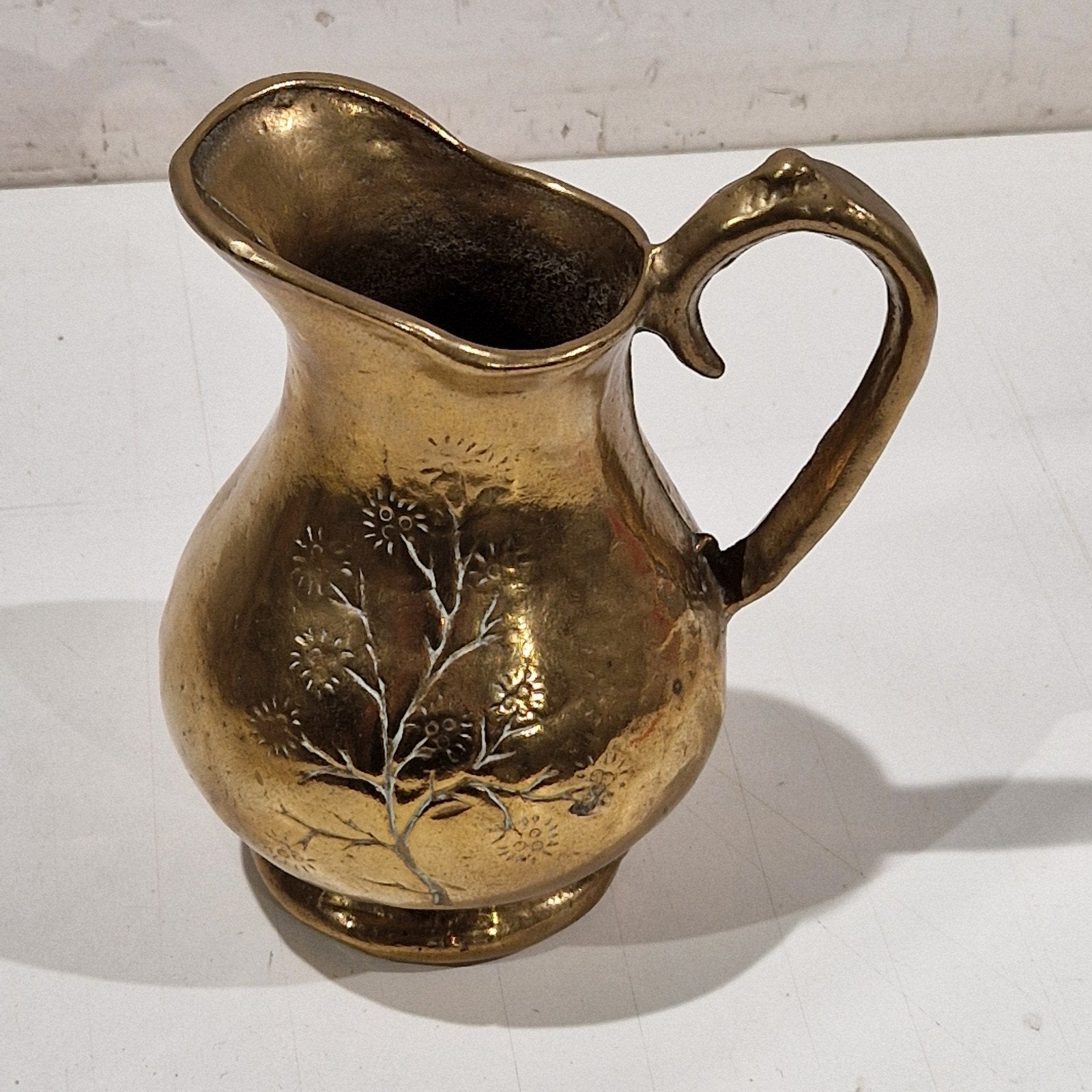Bronzen vaas met bloemmotief in kan motief, Ophalen of Verzenden