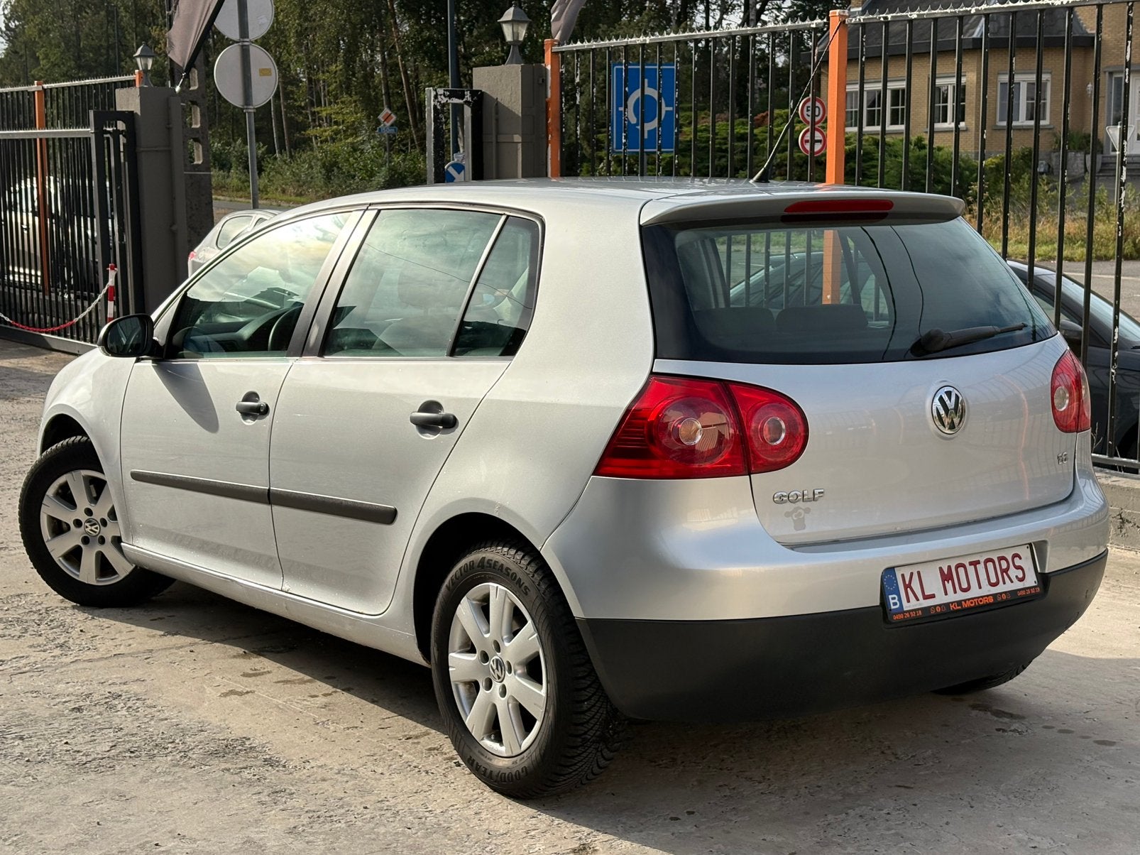 VW GOLF V 1.6i ESSENCE 119 000KM CARPASS 5 PORTES CARPLAY, Argent ou Gris, Achat, Entreprise, Noir