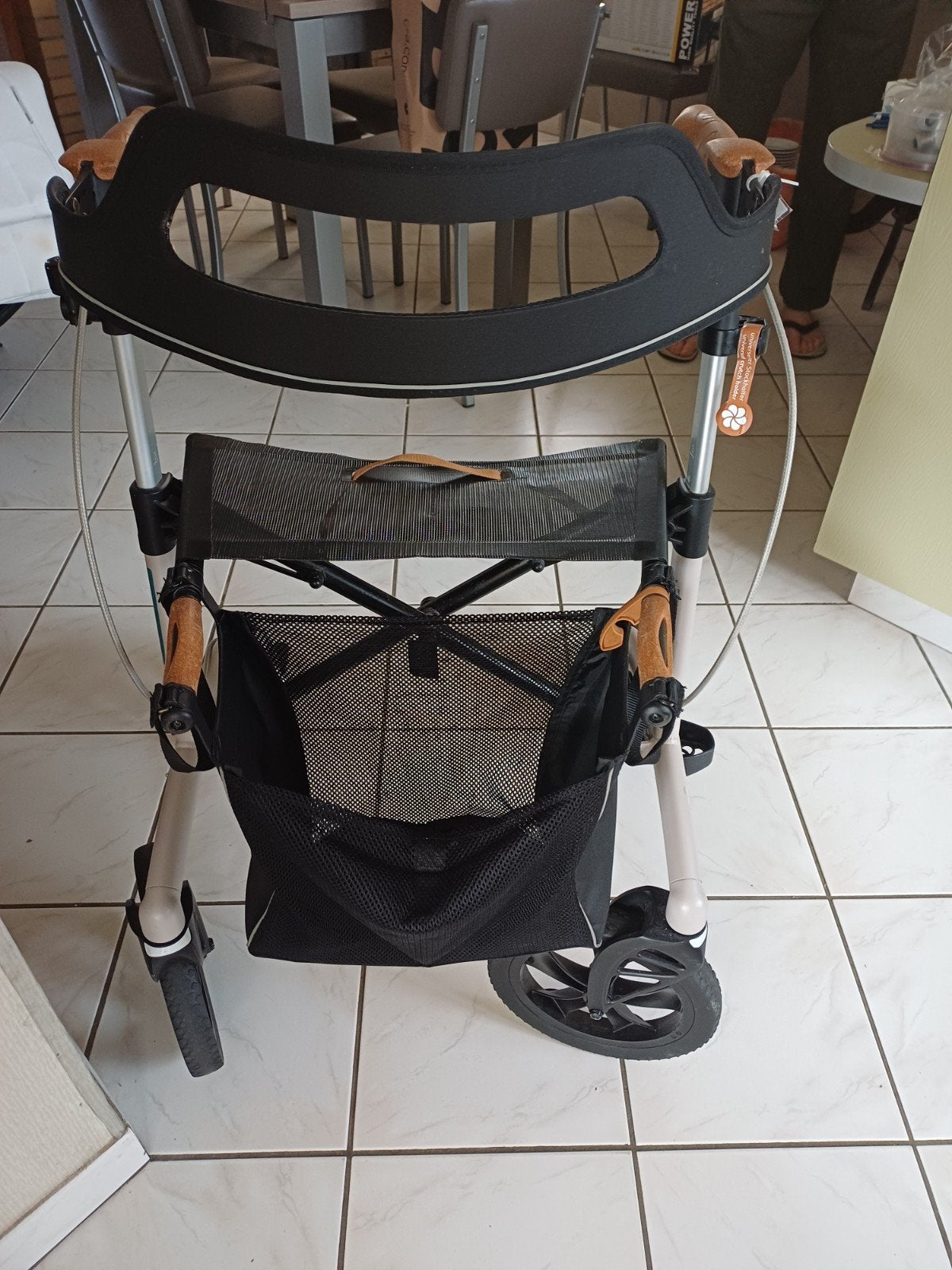 Rollator carbonne met bel goede staat., Divers, Déambulateurs, Enlèvement, Comme neuf