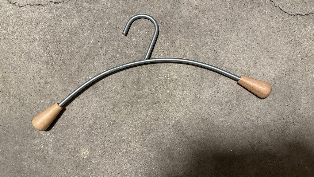 27 moderne metalen kleerhangers met hout in zeer goede staat, Ophalen of Verzenden, Zo goed als nieuw, Metaal