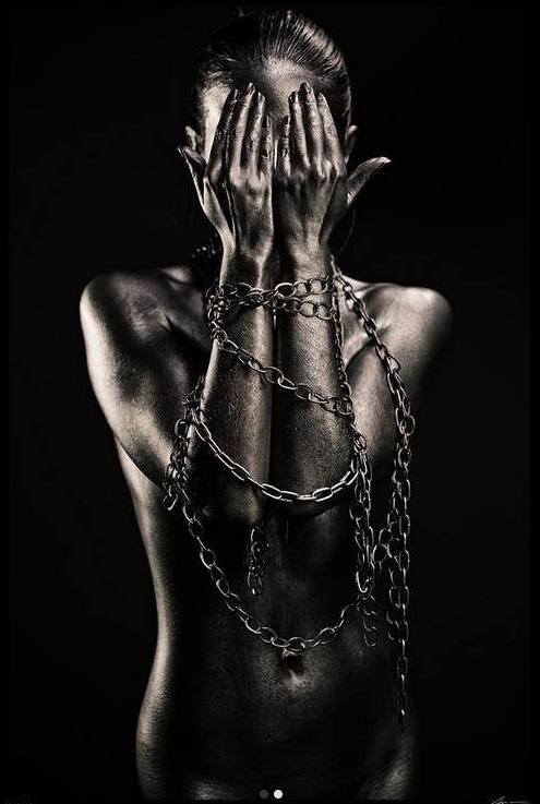 Naked Woman Tied in Iron Alu Art, Antiek en Kunst, Ophalen of Verzenden