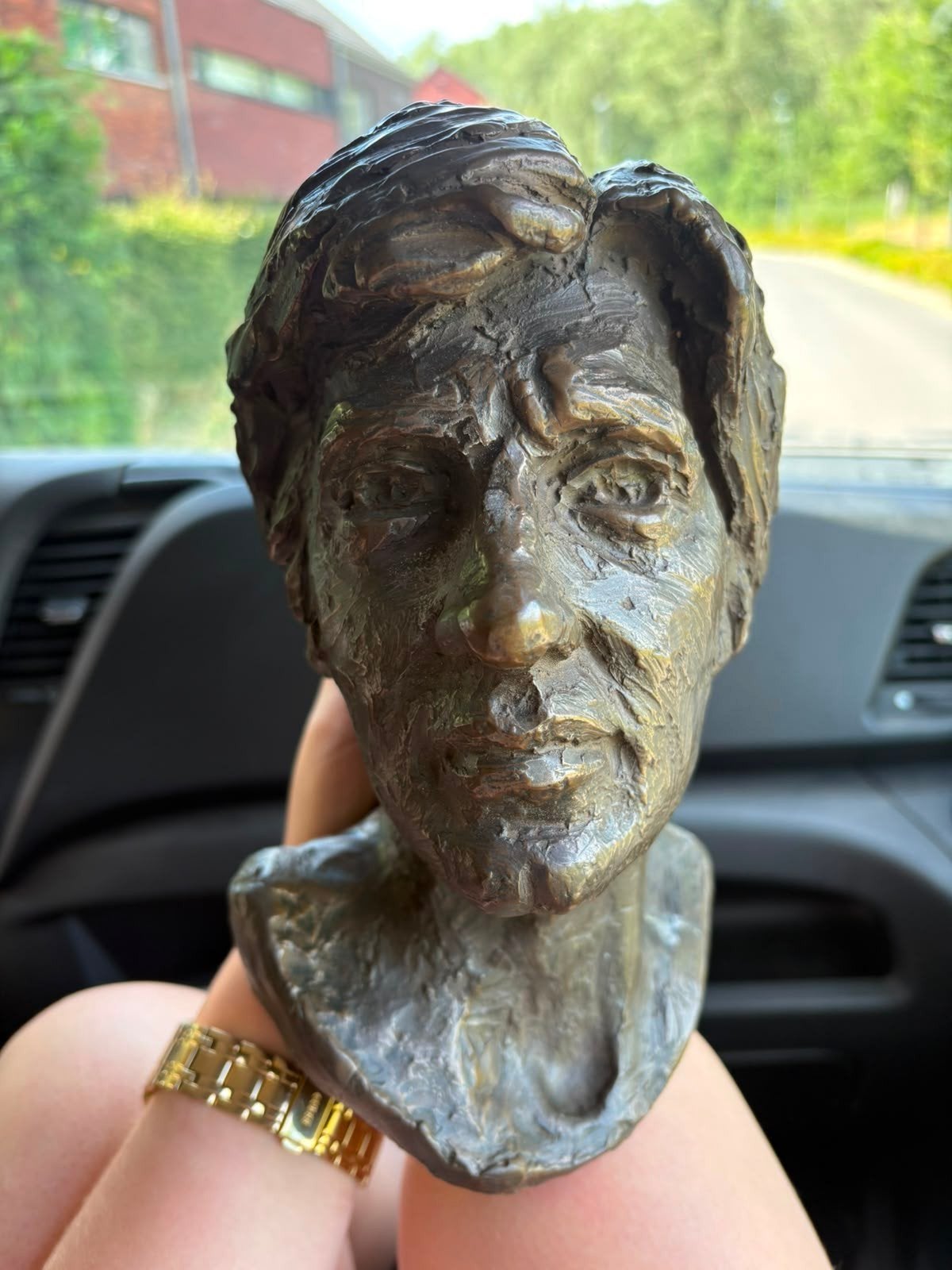 Bronzen hoofd BIEDEN, Antiek en Kunst, Ophalen, Brons