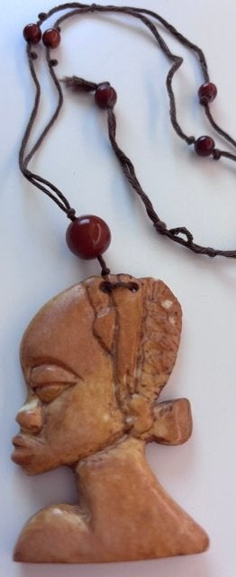 Ancien collier artisanal africain en pierre de Mbigou, Enlèvement ou Envoi, Rouge