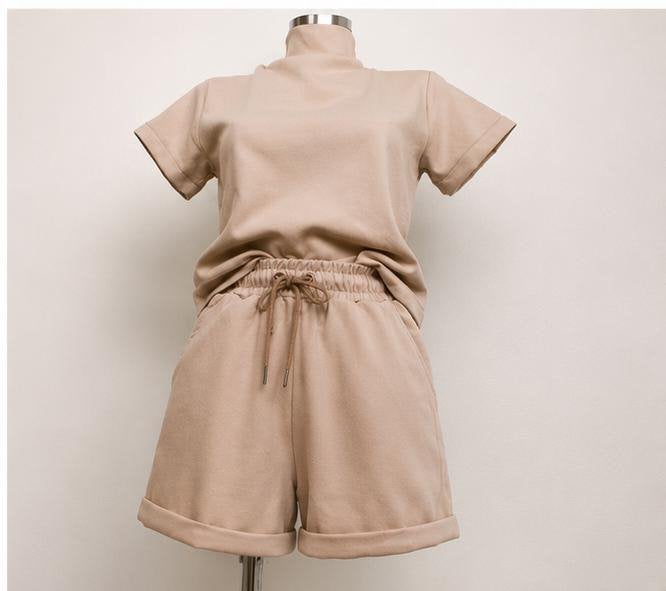 Comfortabele beige lounge set: T-shirt en korte broek, Kleding | Dames, Jumpsuits, Ophalen of Verzenden, Nieuw, Beige