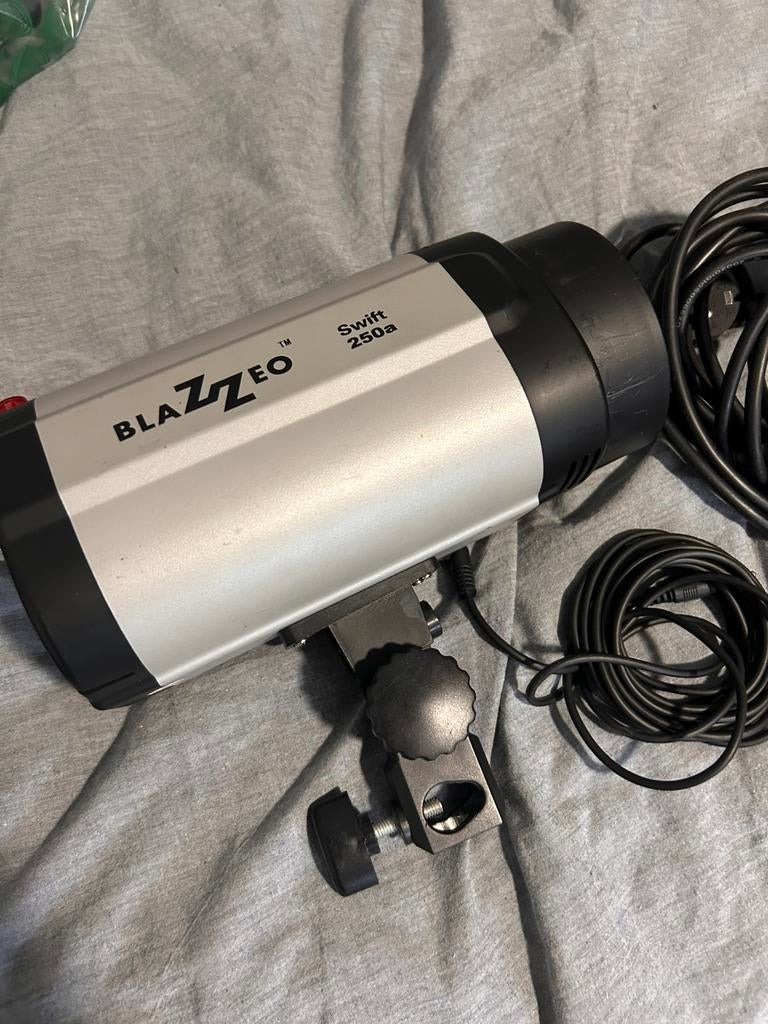 Blazzeo swift 250a studio flash 2 pièces, Enlèvement, Utilisé
