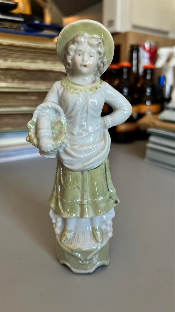 Statue en porcelaine — fille avec chapeau et panier —vintage, Collections, Statues & Figurines, Enlèvement, Comme neuf, Humain