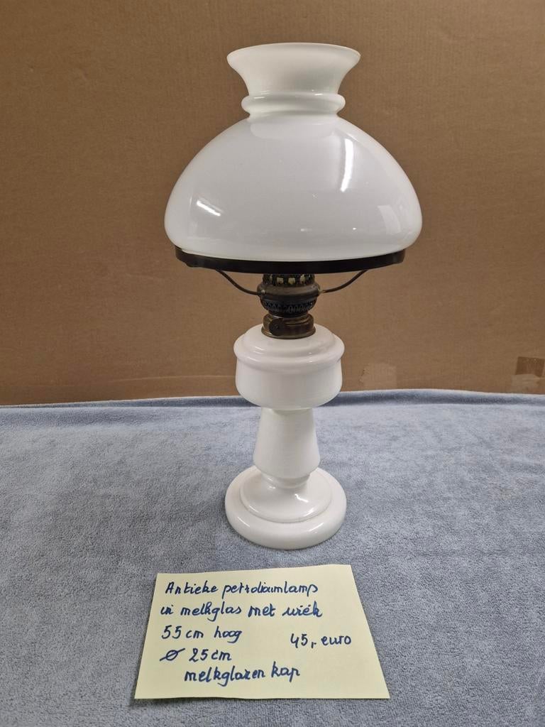 Antieke petroliumlamp met wiek in melkglas., Enlèvement, Comme neuf