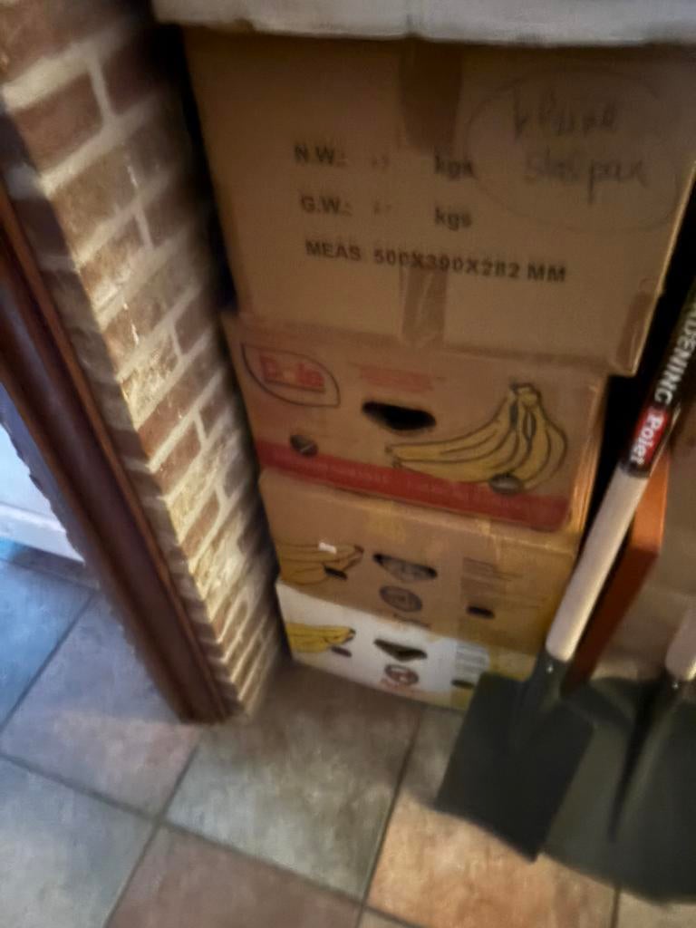 10 grote bananendozen gevuld met curiosa voor rommelmarkt, Enlèvement