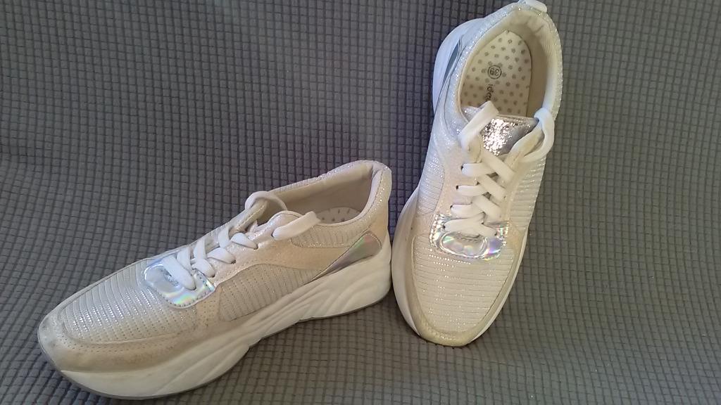 39 Ideal Shoes glanzend/iriserend witte sneakers, Kleding | Dames, Ideal Shoes, Verzenden, Wit, Zo goed als nieuw