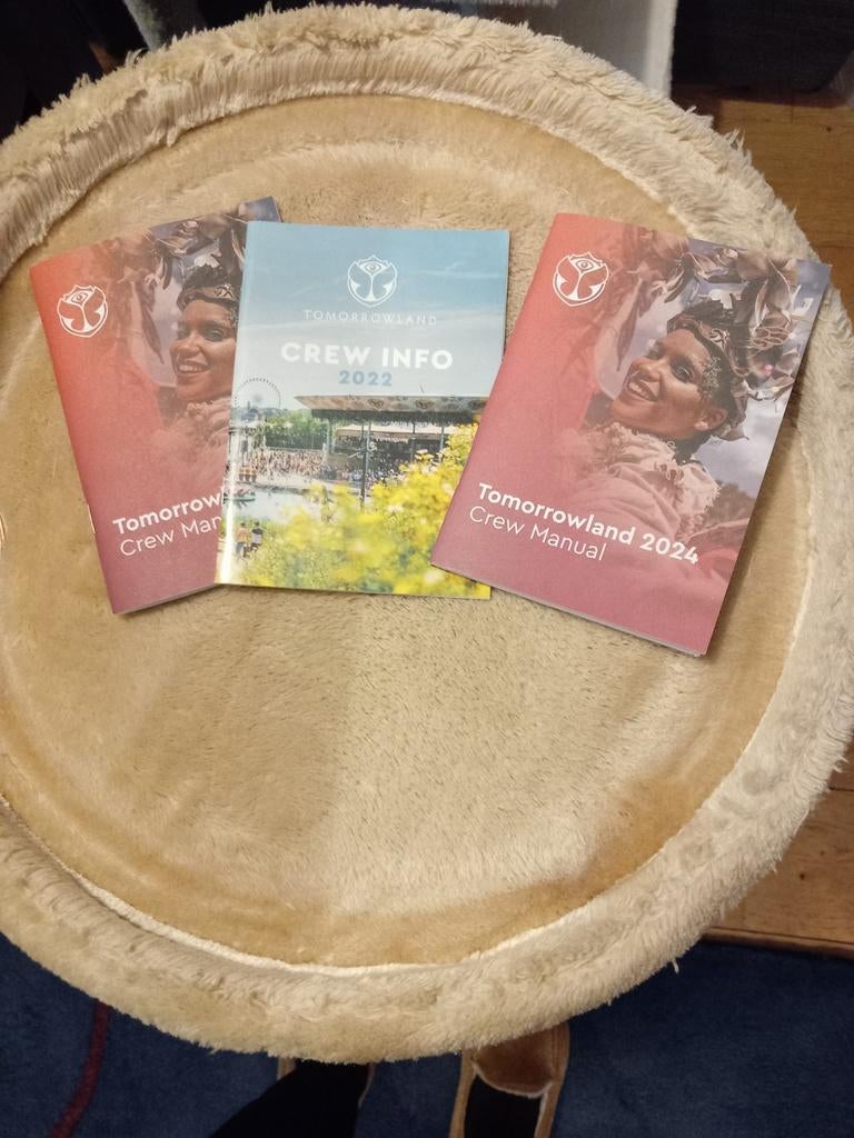 Crew manuals de Tomorrowland, Enlèvement ou Envoi, Comme neuf