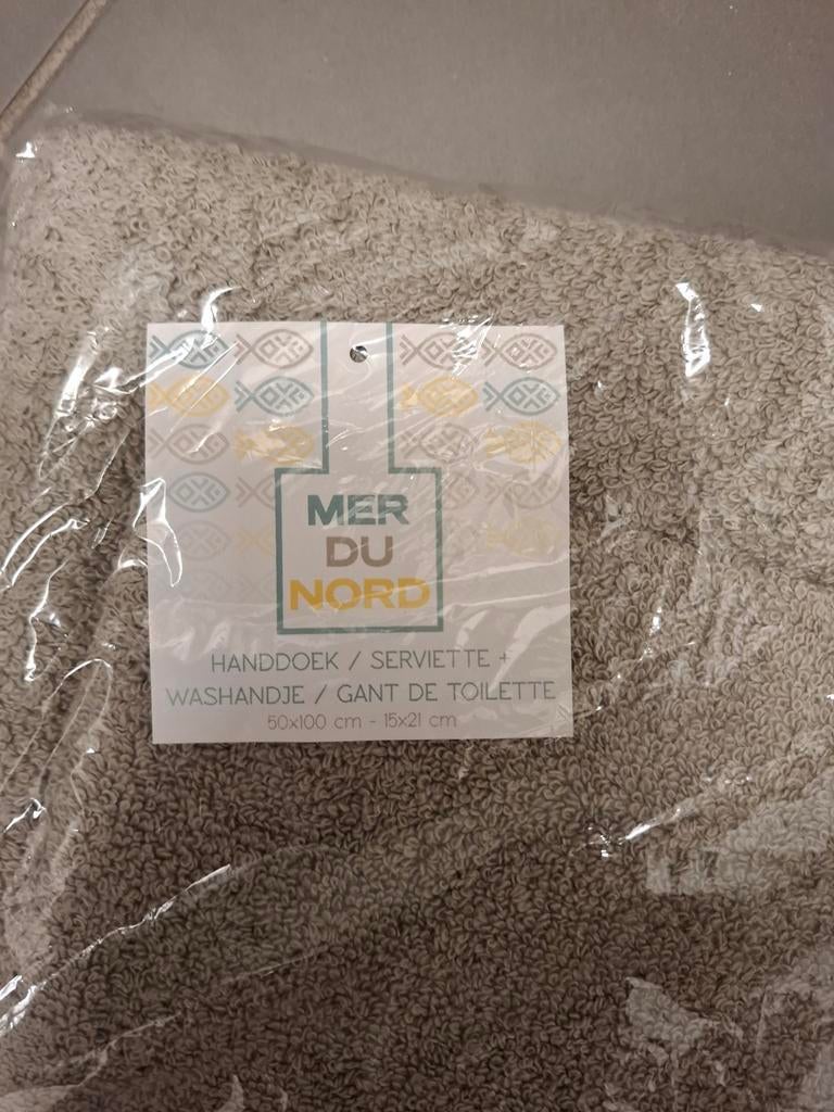 Mer du Nord handdoek en washandje, Huis en Inrichting, Ophalen of Verzenden, Nieuw, Handdoek