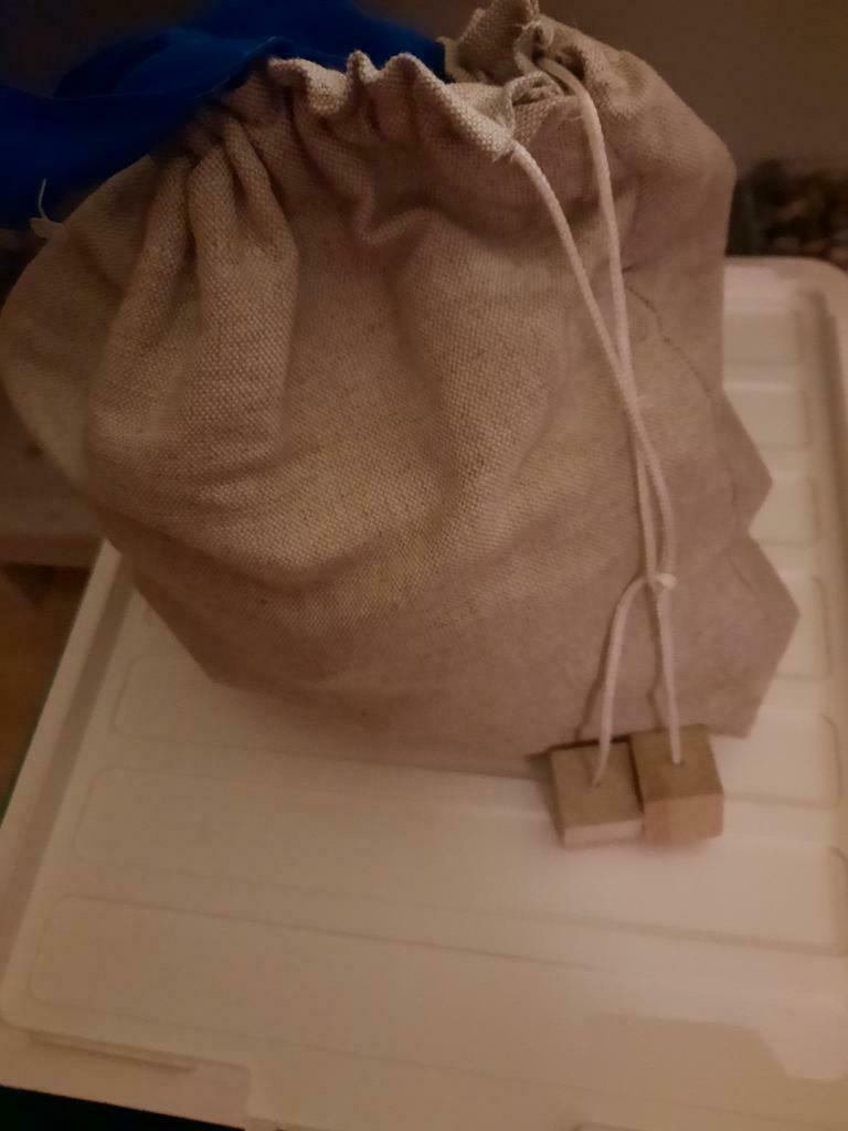 JUTE ZAK MET SOLIDE HOUTEN BOUWBLOKKEN, Ophalen