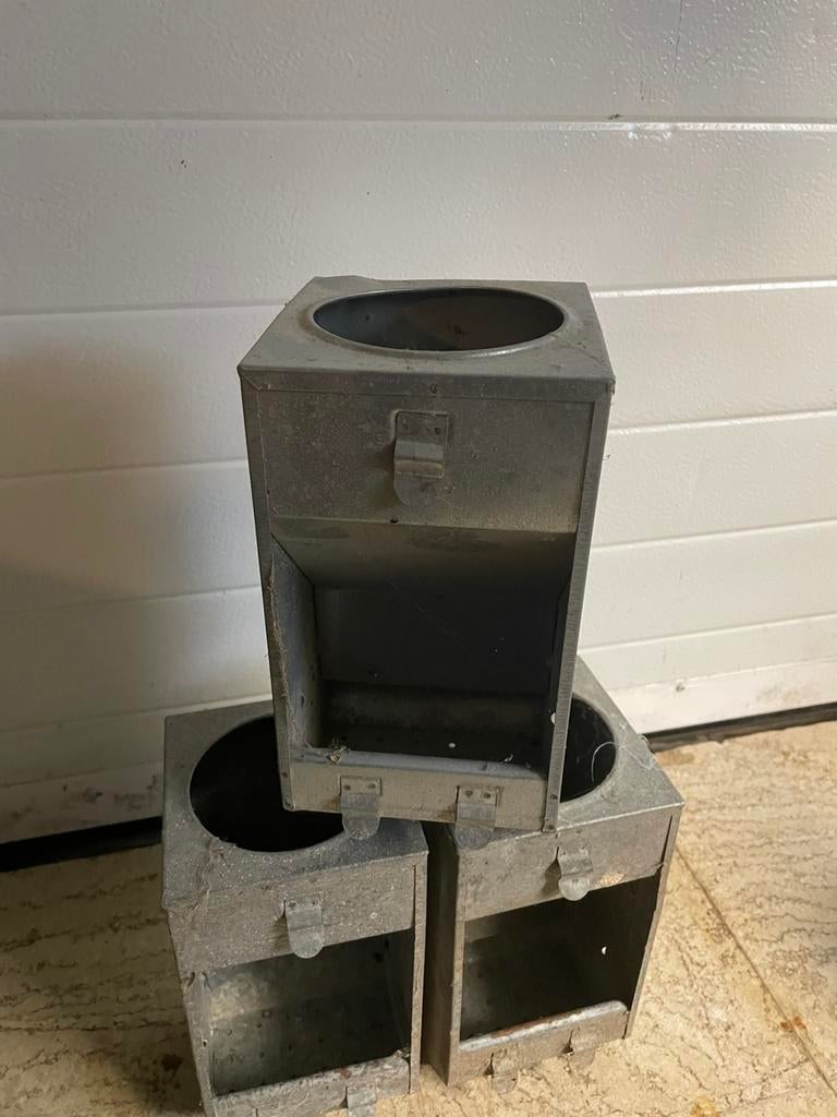 Voederbak kippen gevogelte, Ophalen, Zo goed als nieuw