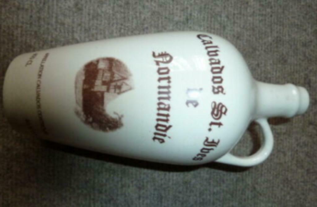 # stenen fles / kruik CALVADOS ST. YVES DE NORMANDIE, Verzamelen, Biermerken, Ophalen of Verzenden, Gebruikt, Flesje(s), Overige merken