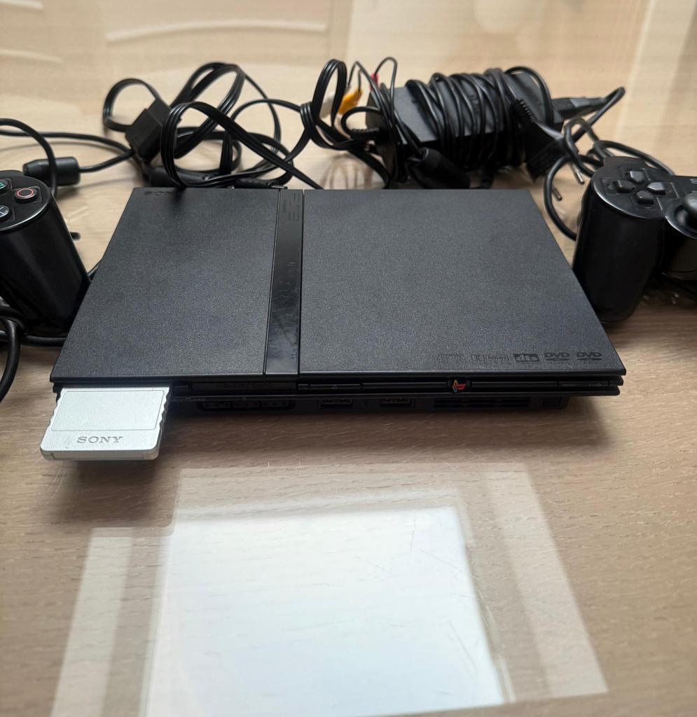 Playstation 2 Slim - PS2 - 2 manettes - Carte mémoire, Consoles de jeu & Jeux vidéo, Consoles de jeu | Sony PlayStation 2, Utilisé