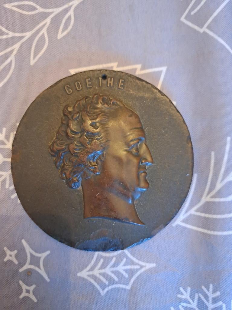 Medaillon van gehard hout, Postzegels en Munten, Ophalen of Verzenden
