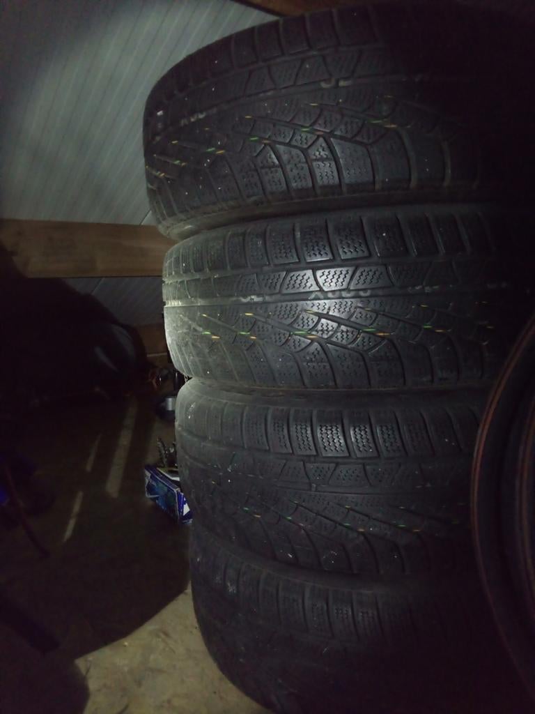 Pneus d'hiver Pirelli sur jante 215/65r16, Autos : Pièces & Accessoires, Pneus & Jantes, Enlèvement