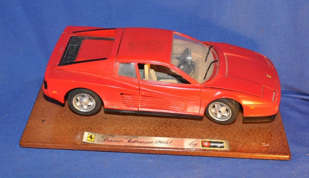 ferrari testarossa 1984 burago sur presentoir en bois, Enlèvement ou Envoi, Utilisé, Voitures