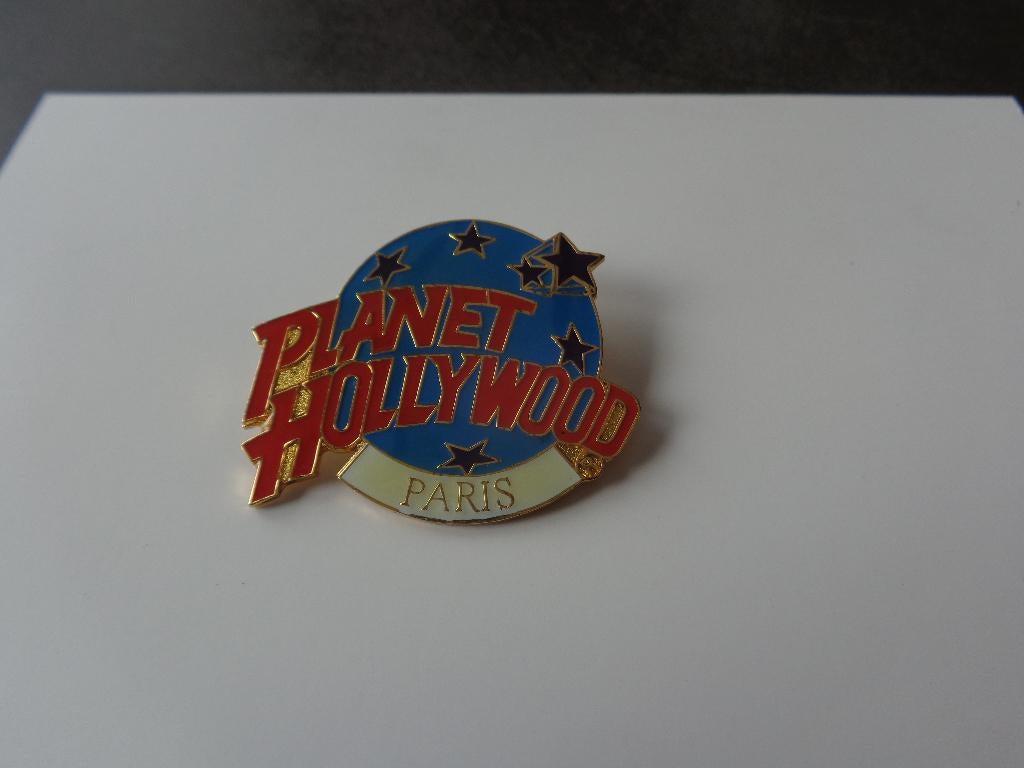 1 épinglette "Planet Hollywood Paris", Collections, Broches, Pins & Badges, Enlèvement