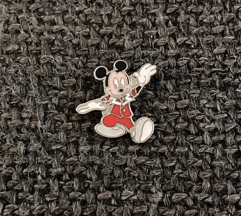 PIN - DISNEY - MICKEY MOUSE, Envoi, Utilisé, Figurine, Insigne ou Pin's