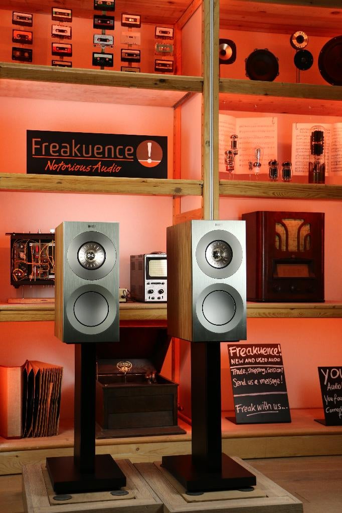 KEF Reference 1 Meta Walnut Demoset. INRUIL? Zwart of wit?, TV, Hi-fi & Vidéo, Enceintes, Comme neuf, Enlèvement ou Envoi