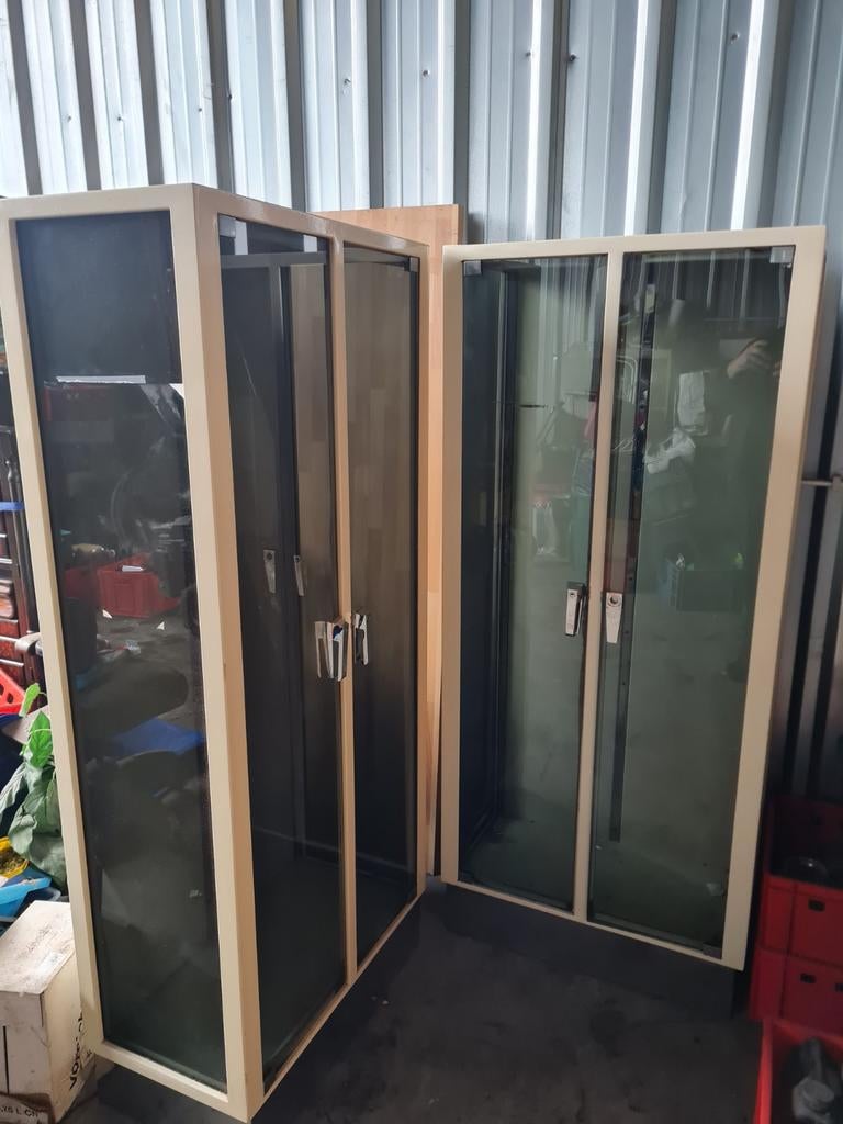 Deux vitrines métalliques avec porte et étagère en verre, Enlèvement