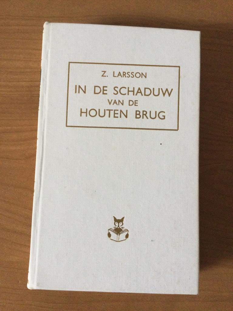 Z. Larsson - In de schaduw van de houten brug - Roman, Ophalen of Verzenden, Zo goed als nieuw