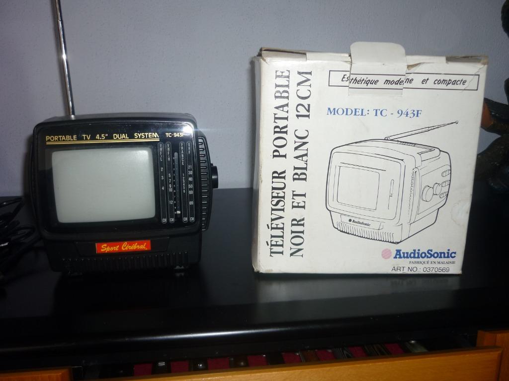 Te koop vintage portable tv 4.5 inch dual system tc 943-f, Enlèvement ou Envoi