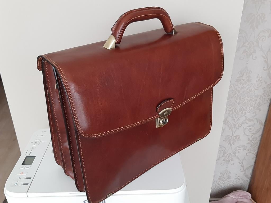 Elegante mallette TONY PEROTTI cuir brun marron état SUP, Bijoux, Sacs & Beauté, Sacs | Cartables, Comme neuf, Brun, Cuir, Enlèvement ou Envoi