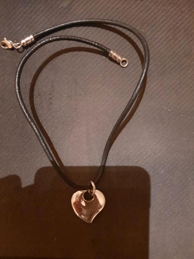 Ketting hartje met lederen bandje, Bijoux, Sacs & Beauté, Colliers, Enlèvement ou Envoi, Autres couleurs, Avec pendentif, Utilisé